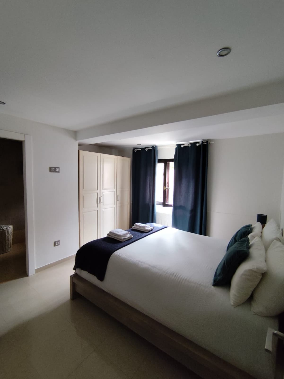 Dormitorio adicional con tonos neutros