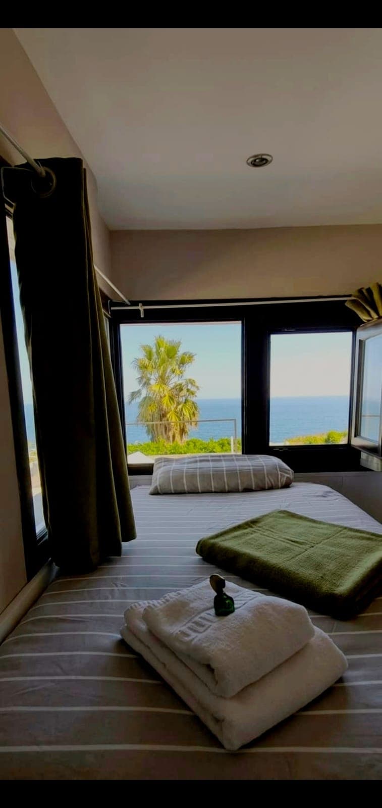Dormitorio con vistas al mar