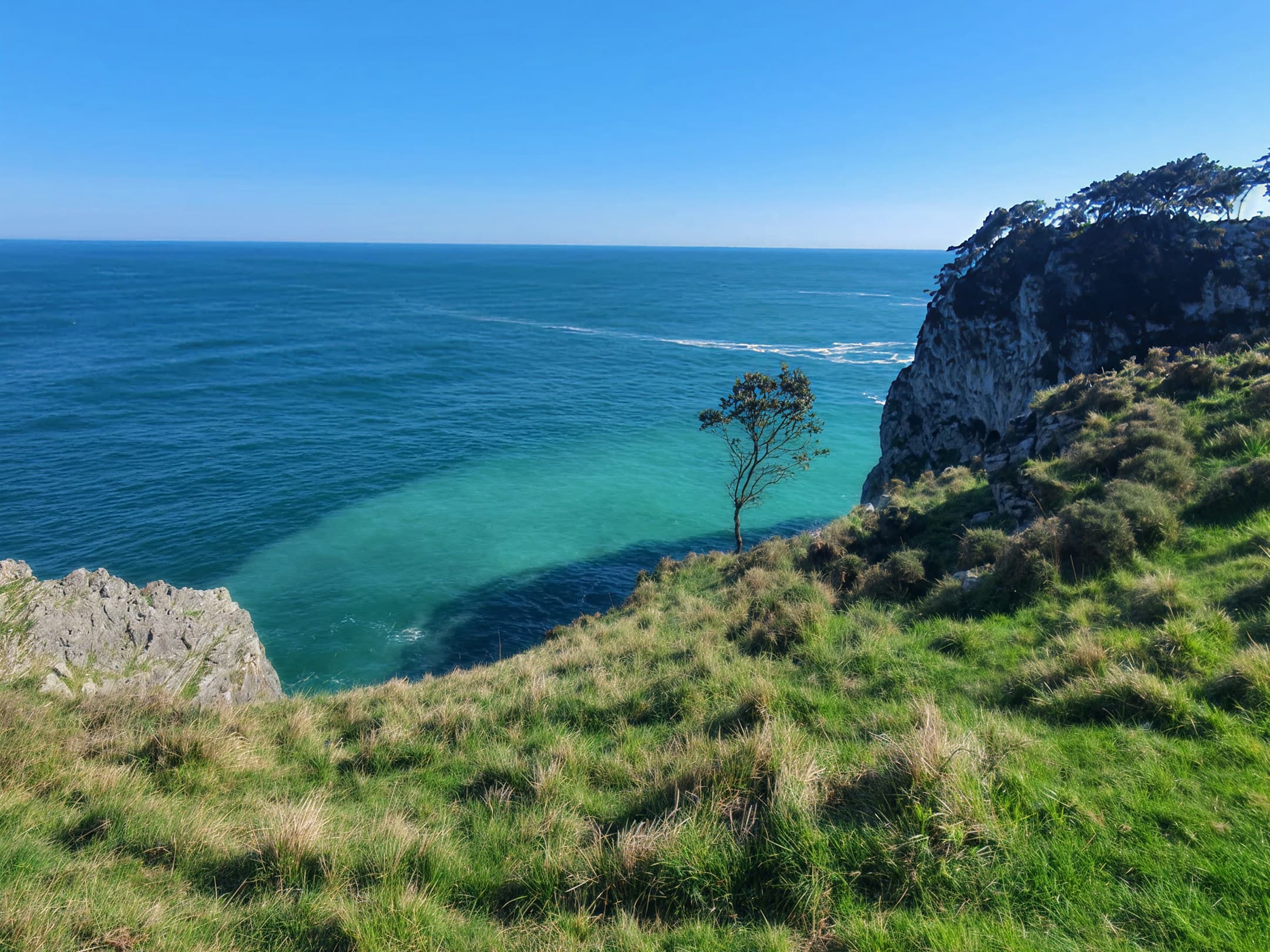 Acantilado sobre aguas turquesa frente al Cantábrico