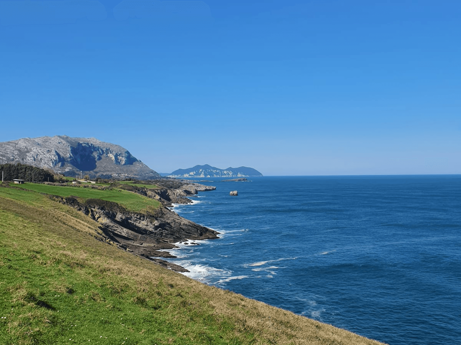 Acantilados y vistas abiertas al Cantábrico