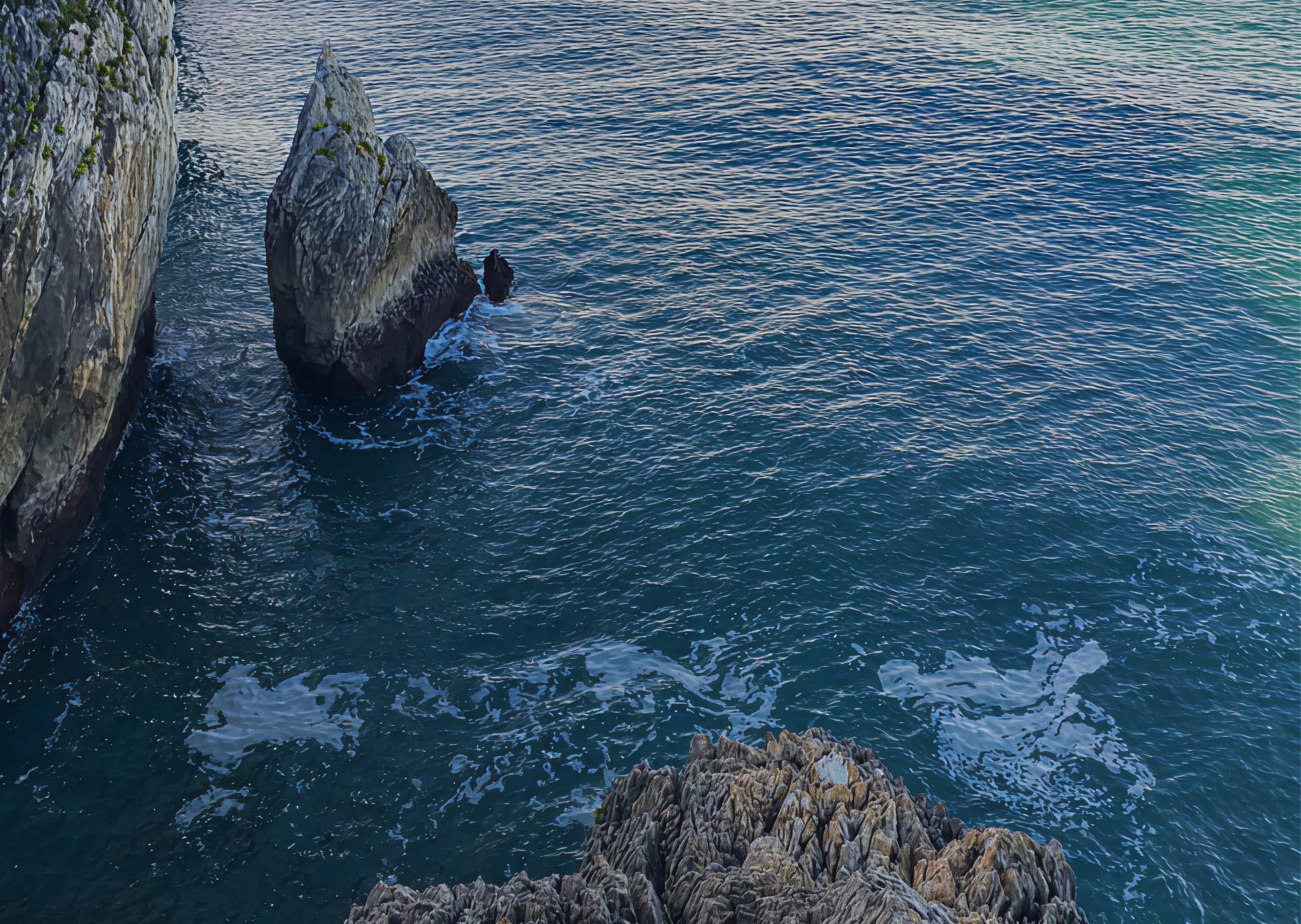 Acantilado y mar Cantábrico como fondo del bloque de contacto