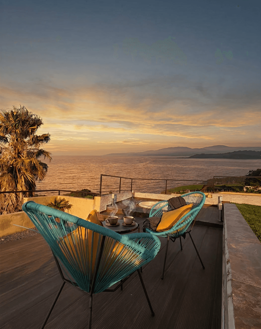 Desayuno frente al mar con piscina y jardín al fondo