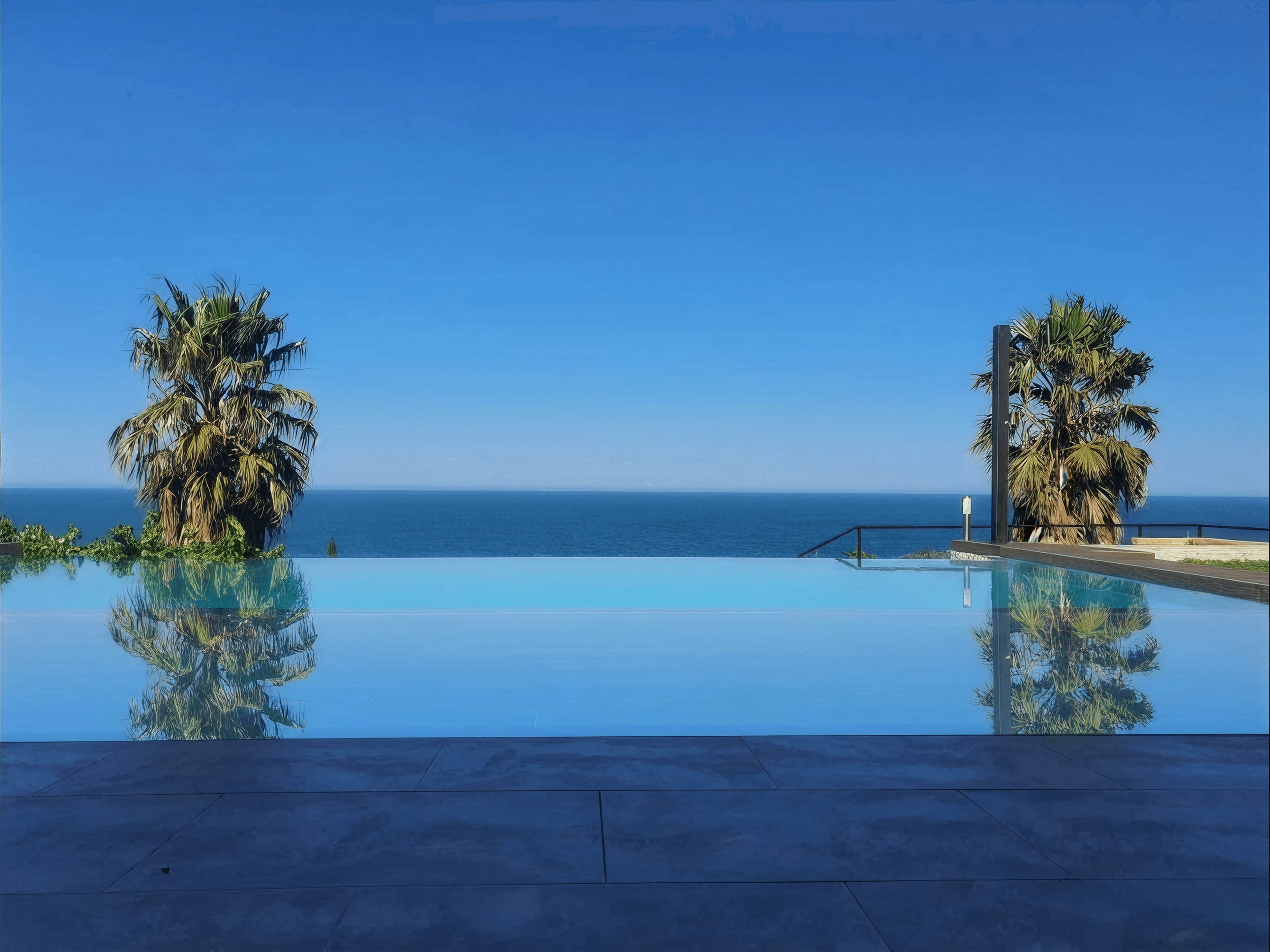 Piscina infinity frente al Mar Cantábrico