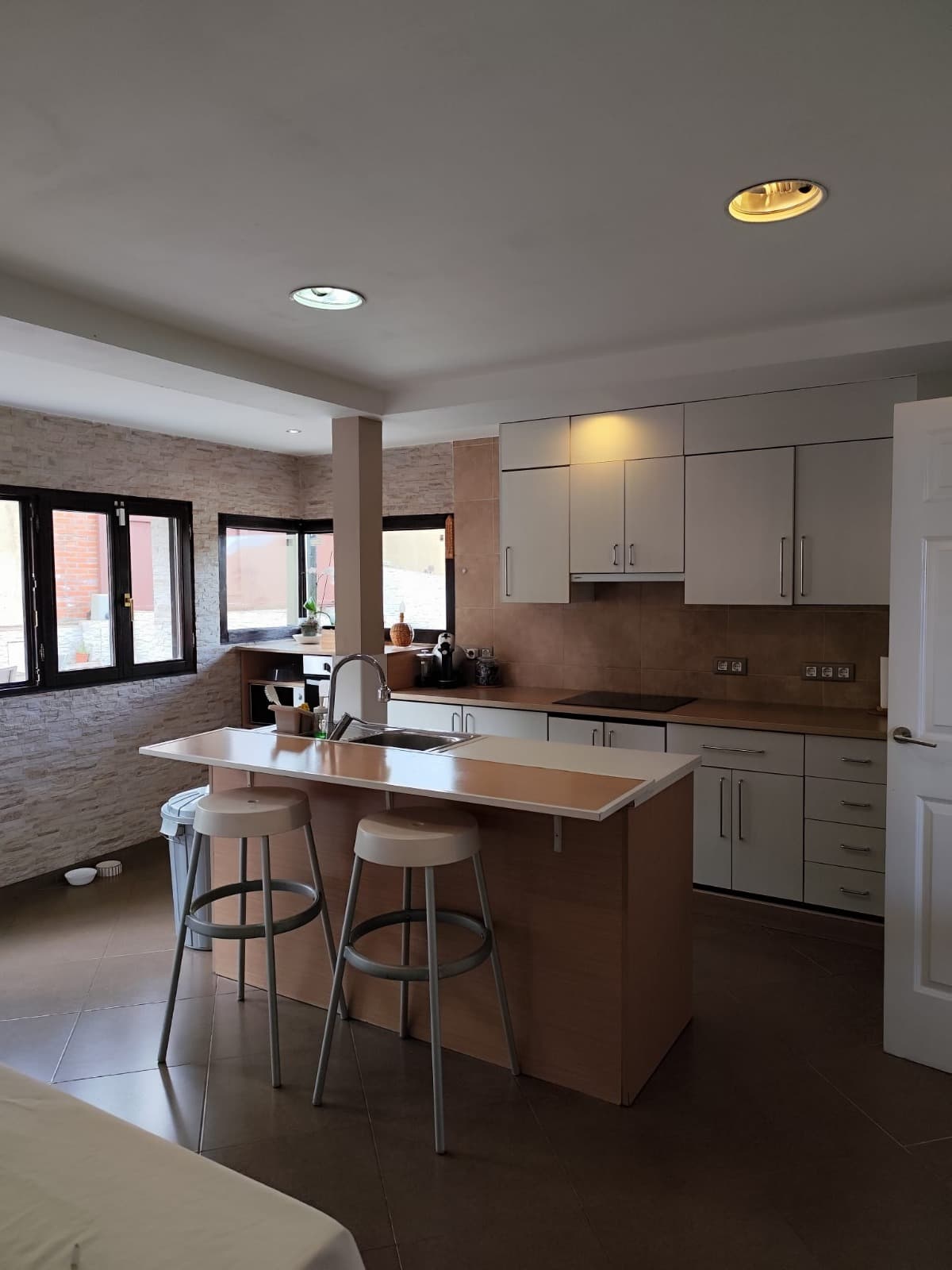 Cocina con isla totalmente equipada