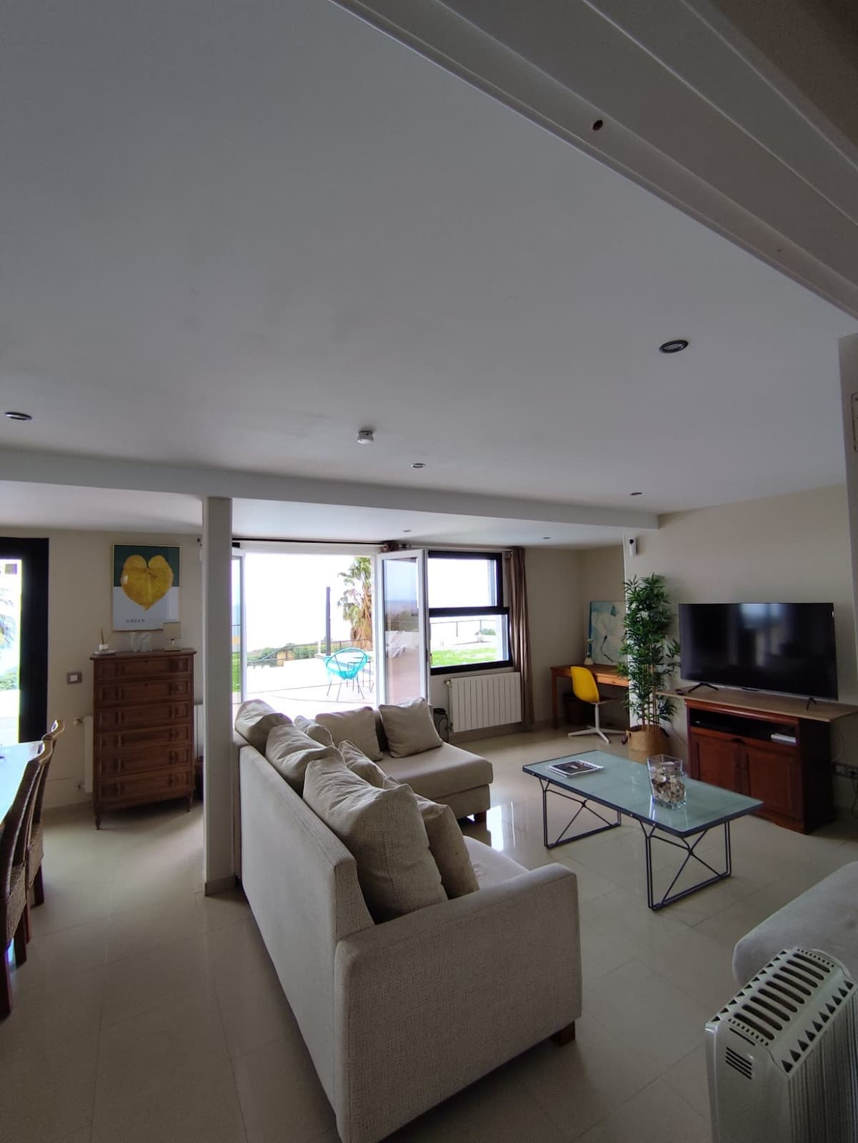 Salón amplio y luminoso