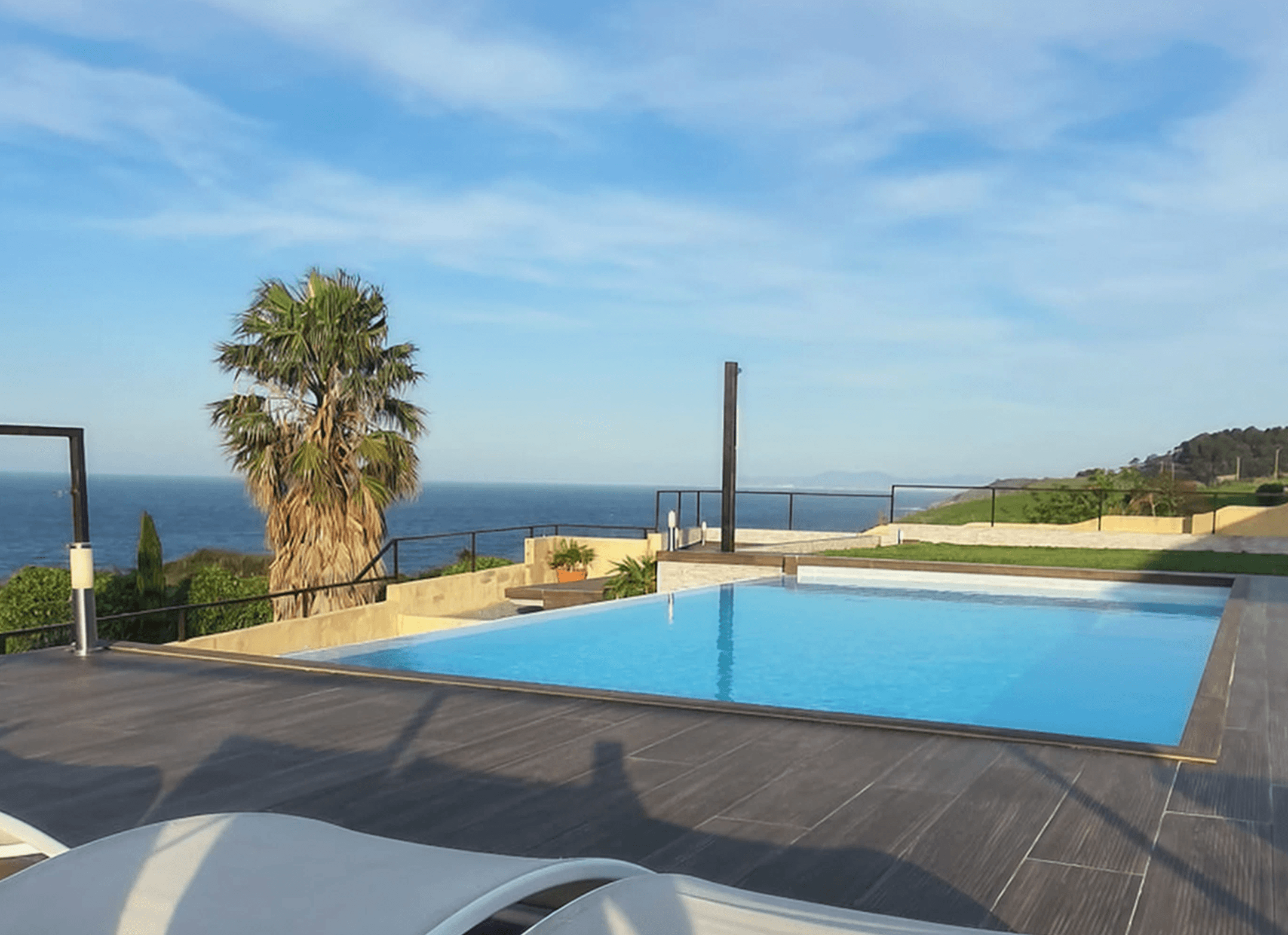 Piscina infinity abierta al mar bajo un cielo limpio