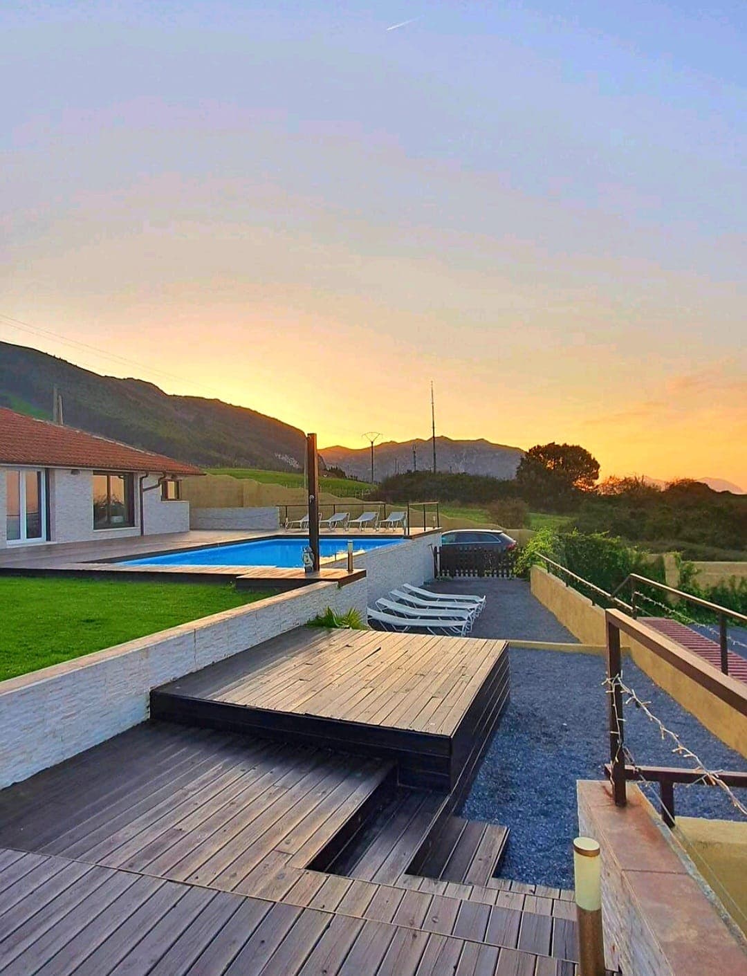 Exterior de la villa al atardecer