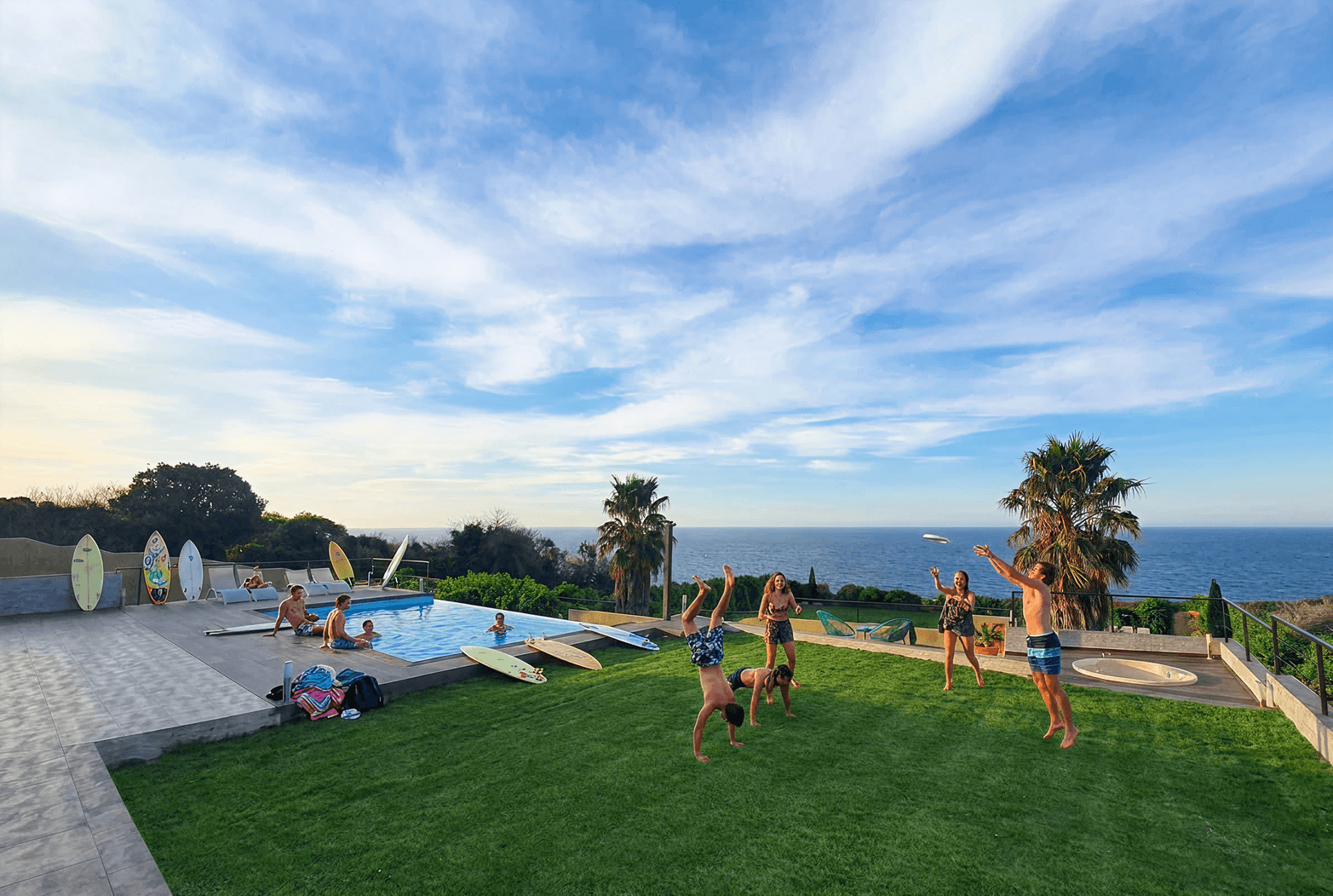 Piscina infinity y solárium frente al horizonte