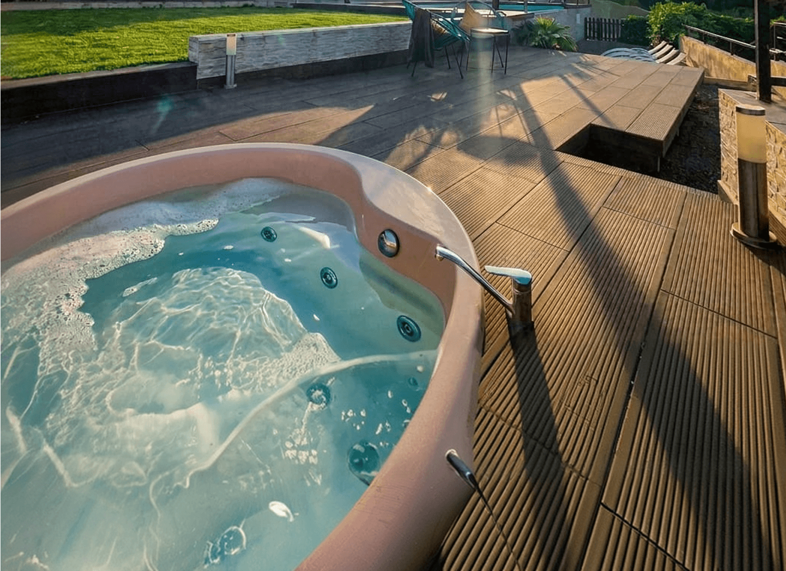 Desayuno exterior largo con piscina y mar de fondo